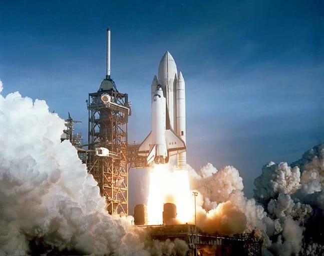 Lançamento do primeiro ônibus espacial Columbia nos anos 80