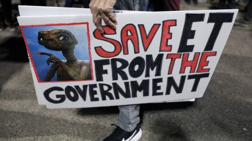 Protestos acontecem pois as pessoas acreditam que existem alienígenas na Área 51 e que o governo esconde informações.