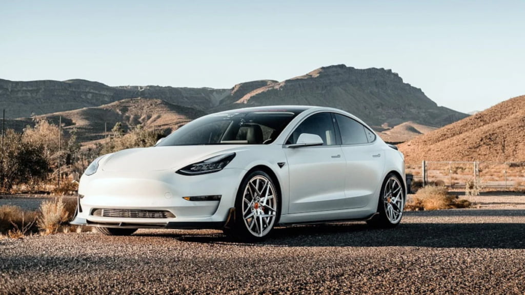 Dentre as tecnologias futuristas os carros autônomos da Tesla são algo surpreendente, esses veículos elétricos são capazes de dirigirem sozinhos.