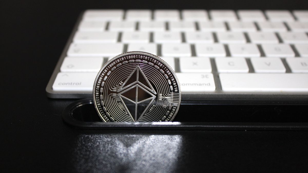 Descubra o poder do Ethereum, a plataforma descentralizada por trás de muitos aplicativos populares e contratos inteligentes. Aprenda sobre o Ether, a criptomoeda que alimenta a rede, e como ela difere do Bitcoin. Explore os benefícios da tecnologia de contrato inteligente da Ethereum e seu potencial para transformar indústrias.