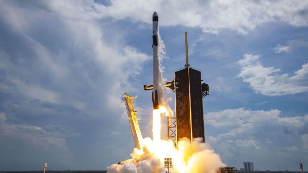 A reutilização de foguetes pela SpaceX permite que a exploração espacial se torne mais viável.