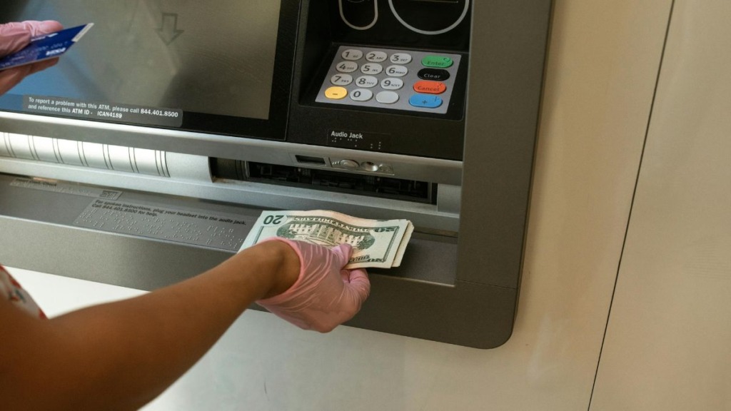 Hackers liberavam dinheiro em caixas eletrônicos.